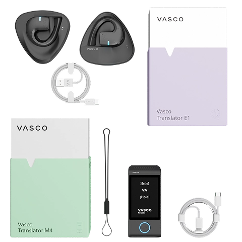 Ensemble Vasco Translator E1 comprenant deux écouteurs de traduction sans fil, un câble de recharge, un guide d'utilisation, une pochette et son emballage, présenté à côté de la boîte du Vasco Translator M4 avec sa lanière et son câble.