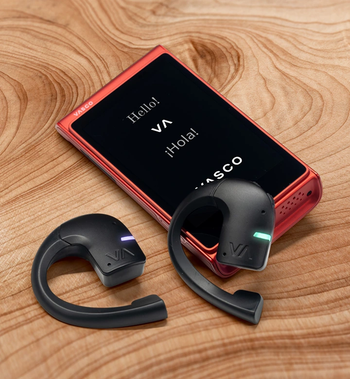 Un homme ajuste les paramètres des écouteurs de traduction sur l’appareil Vasco V4.