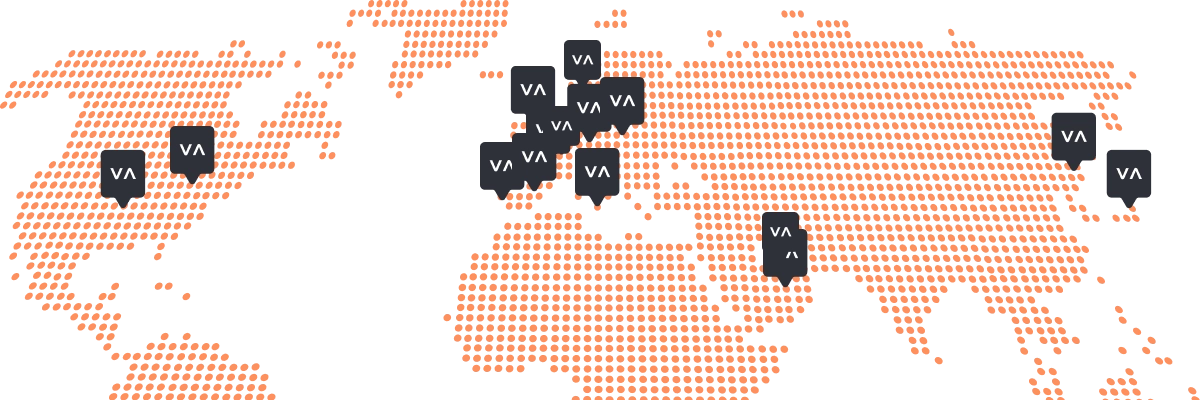 Une carte du monde orange pointillée sur fond noir avec des marqueurs VA gris placés à divers endroits en Amérique du Nord, en Europe, au Moyen-Orient et en Asie.