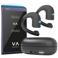 Pack « Vasco Q1 Translator » comprenant un traducteur Vasco Q1 violet doté d'un écran LED et du logo VA à l'écran, ainsi que des écouteurs de traduction Vasco E1 noirs et un boîtier de recharge. 